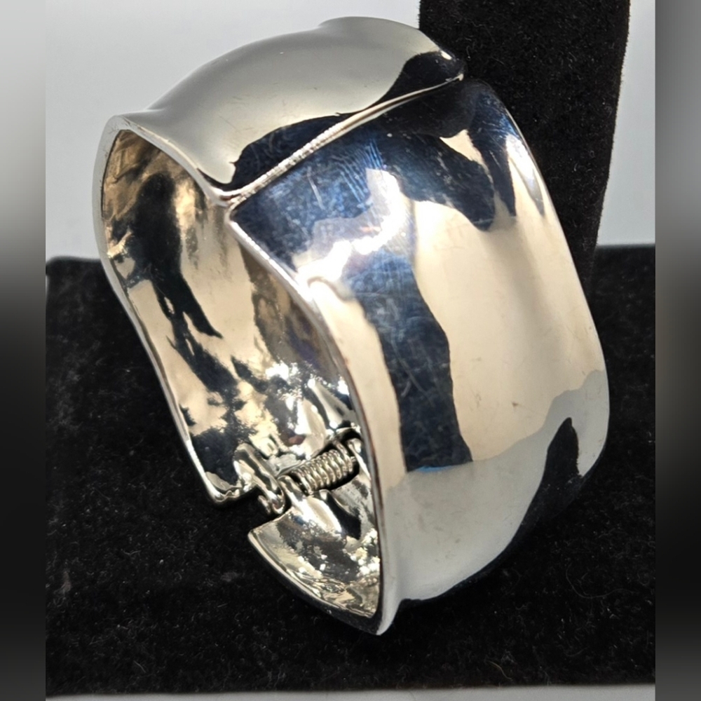 Chunky Hinged Bangle Bracelet Shiny Silver Tone Sz 6½ Width 1¼"
